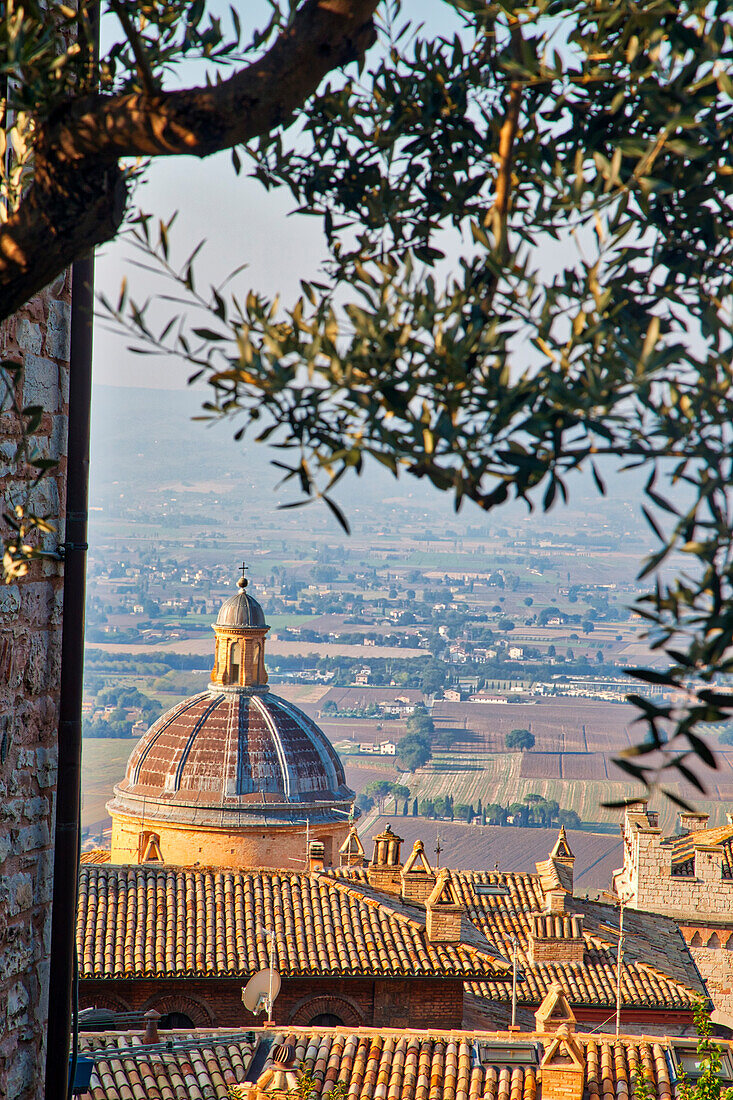 Italien, Umbrien, Assisi. Die Kuppel des Convento Chiesa Nuova mit der Landschaft in der Ferne.