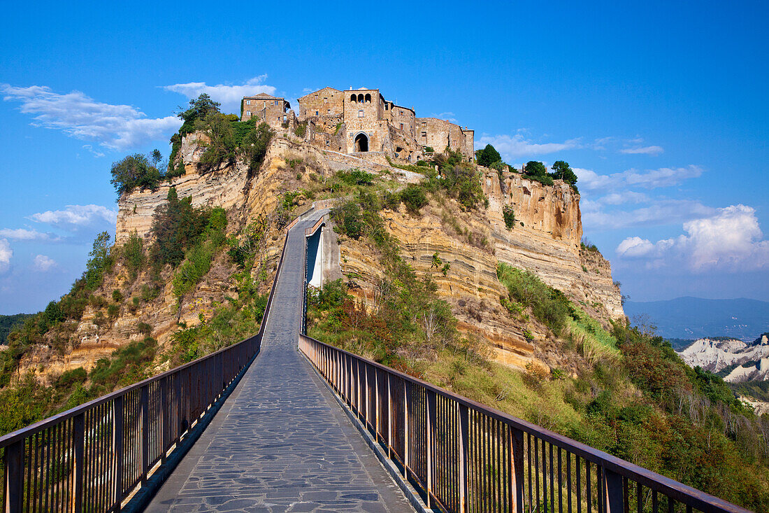 Italien, Toskana. Abendlicher Blick auf Civita di Bagnoregio und die lange Brücke, die in die Stadt führt.