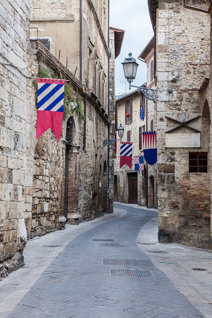 Italien, Umbrien. Die Straßen der Altstadt von San Gemini sind mit den Fahnen der Ritterspiele geschmückt.