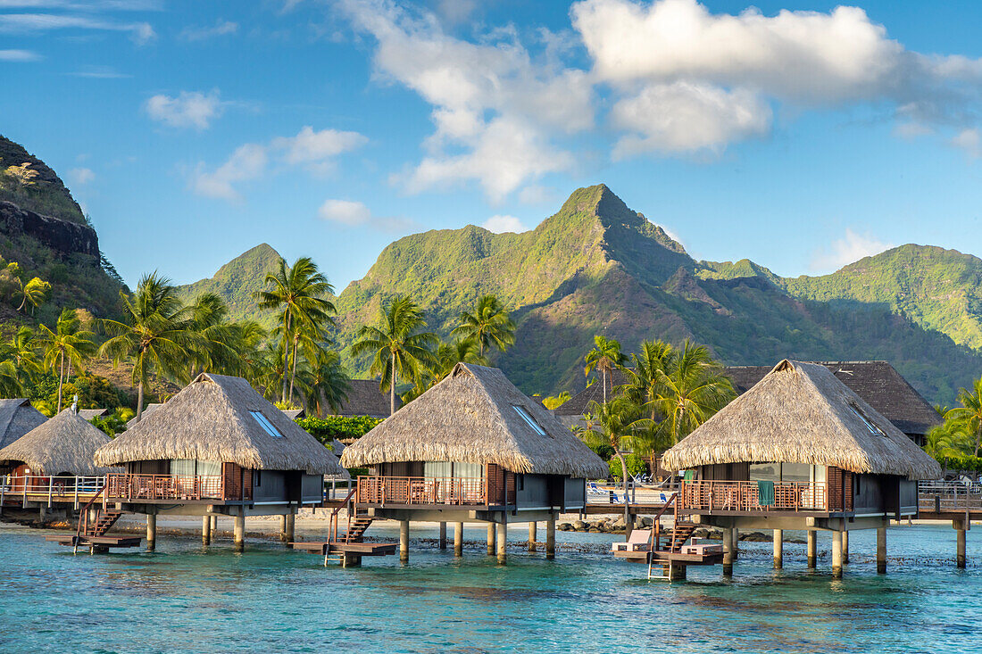 Französisch-Polynesien, Moorea. Überwasser-Bungalows.