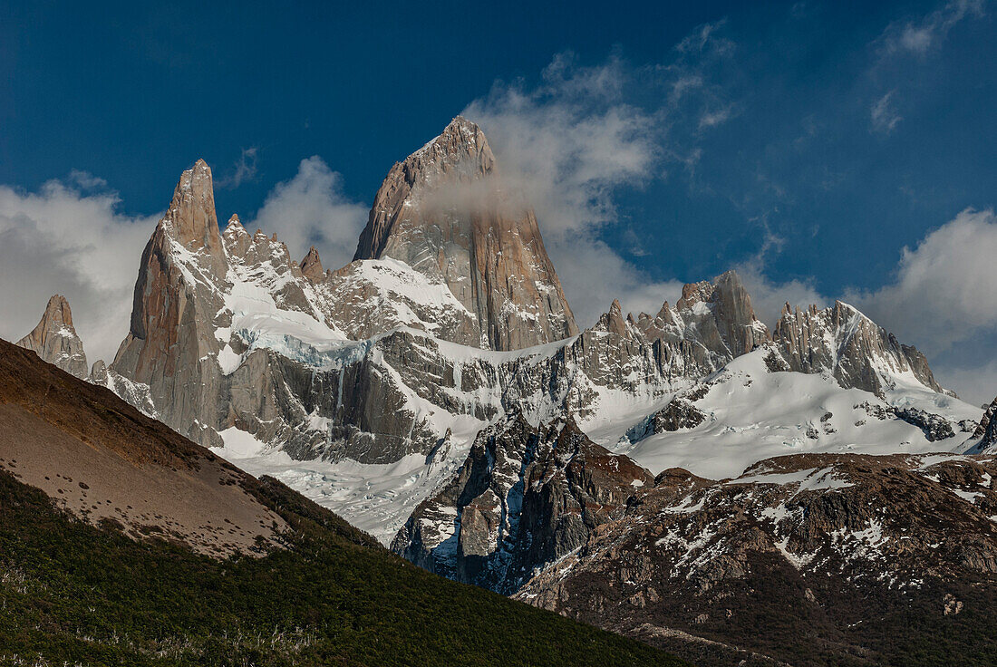 Argentinien, Cerro Poincenot und Fitzroy Berge, Schnee auf den Gipfeln kontrastiert mit Grün an den unteren Hängen.