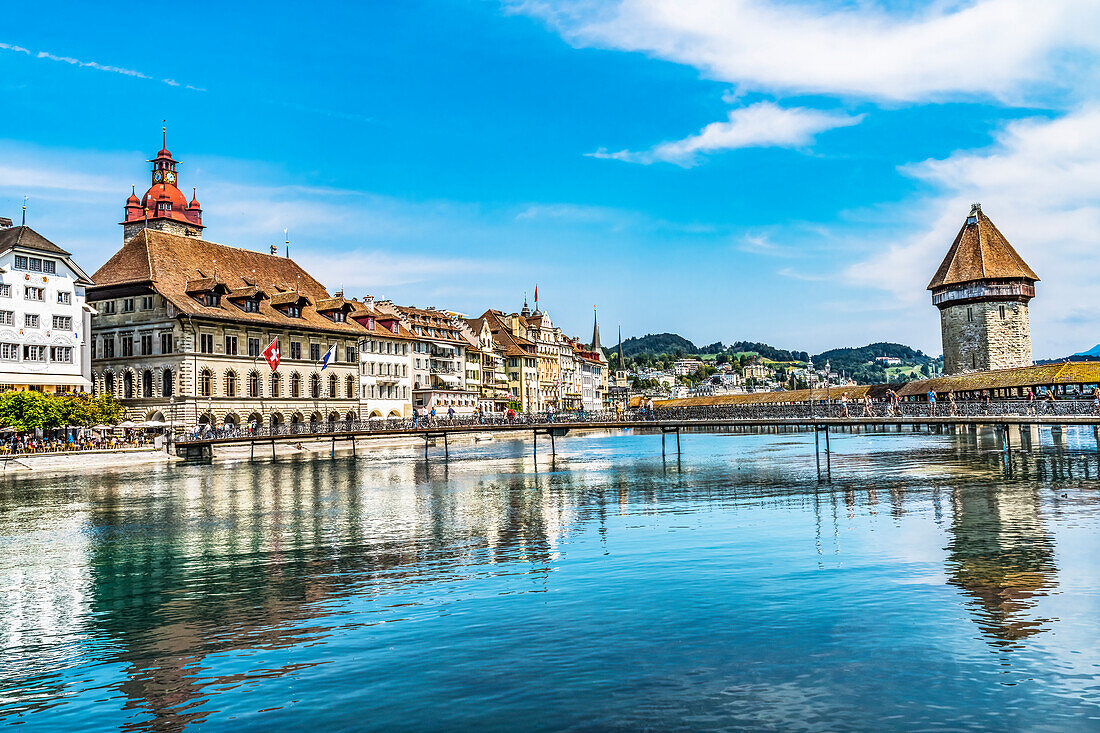 Restaurants und Geschäfte im Innenhafen, Luzern, Schweiz. Erbaut im Jahr 1365, 1993 fast abgebrannt.