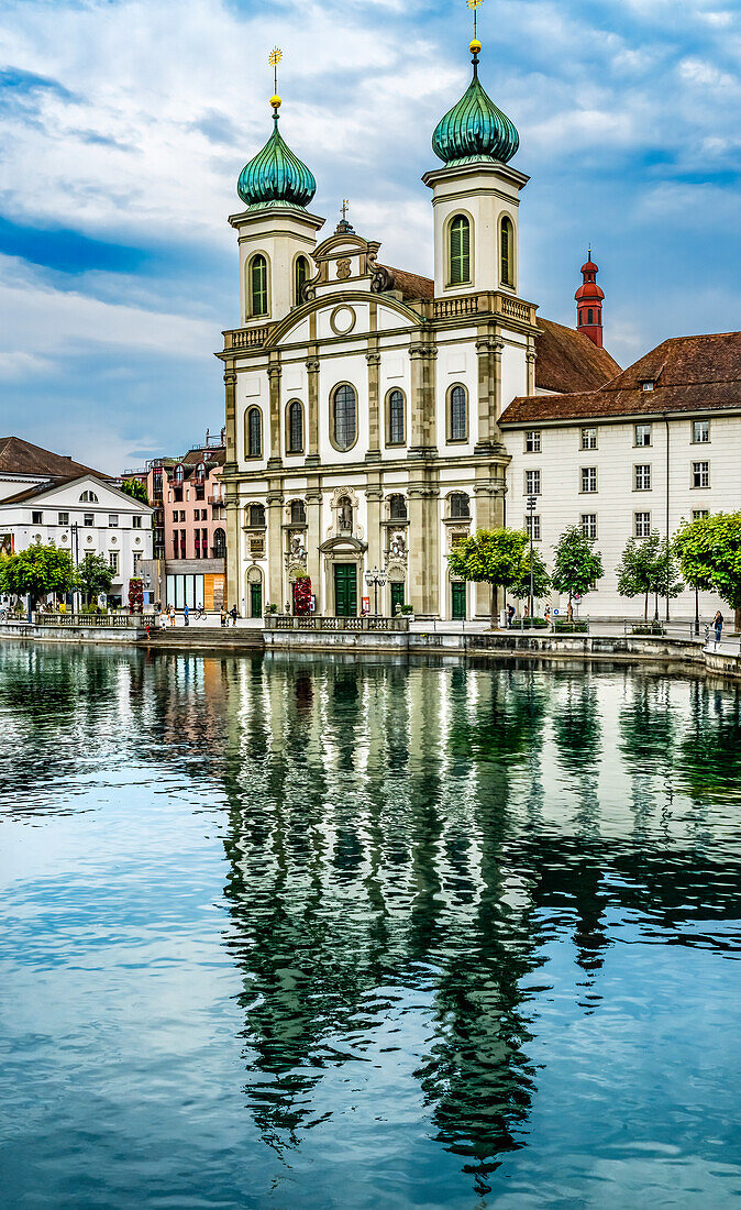 Jesuitenkirche Innenhafen Spiegelung, Luzern, Schweiz.