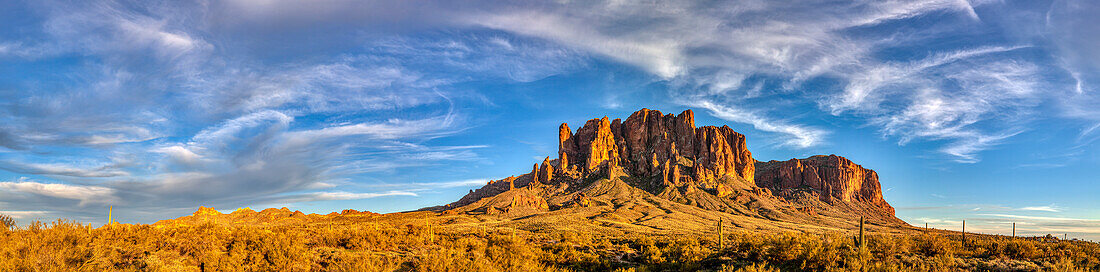 USA, Arizona, Superstition Berge. Panoramablick auf Berge und Wüste.