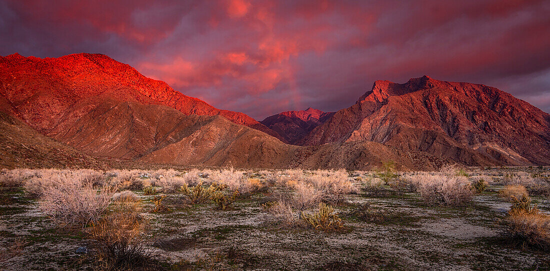 USA, Kalifornien, Anza-Borrego Desert State Park. Wüstenlandschaft und Berge bei Sonnenaufgang.