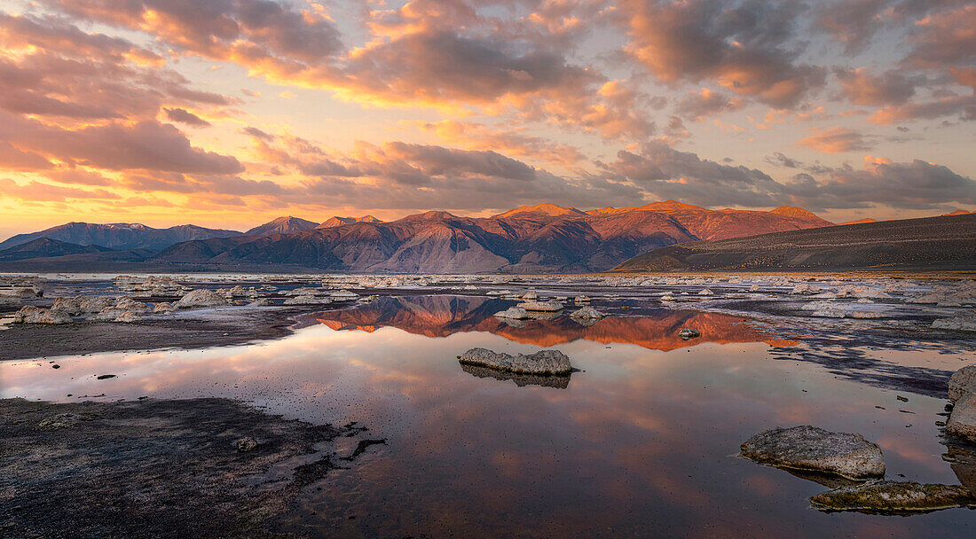 Der Sonnenaufgang in der Sierra Nevada spiegelt sich im Mono Lake.