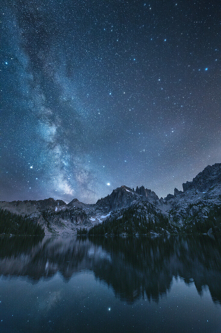 Milchstraße über dem Baron Lake Sawtooth Mountains, Idaho