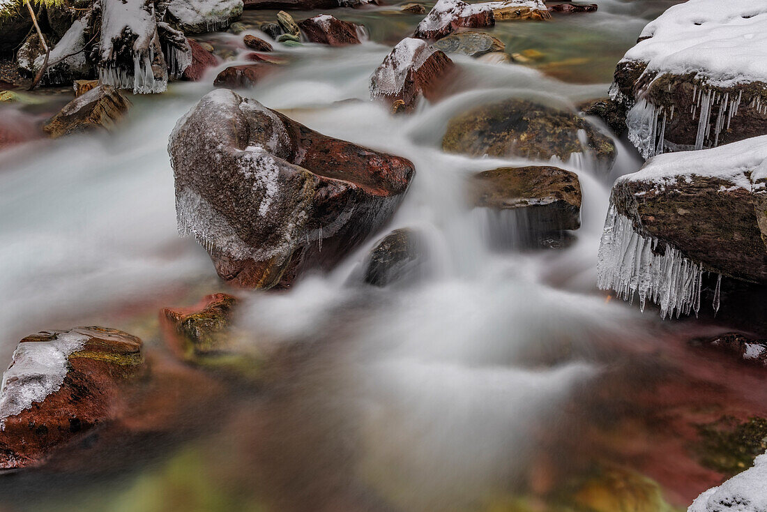 Avalanche Creek im Winter im Glacier National Park, Montana, USA