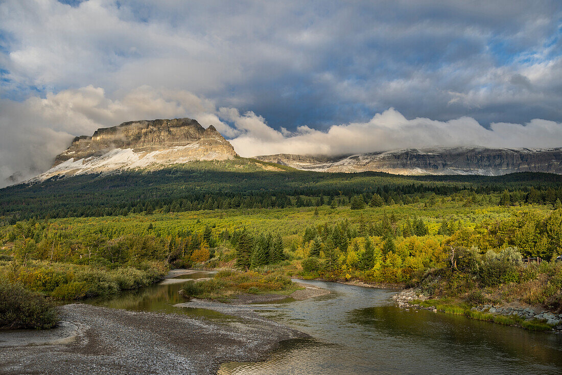 Singleshot Mountain mit frischem Schneefall über dem St. Mary River im Glacier National Park, Montana, USA