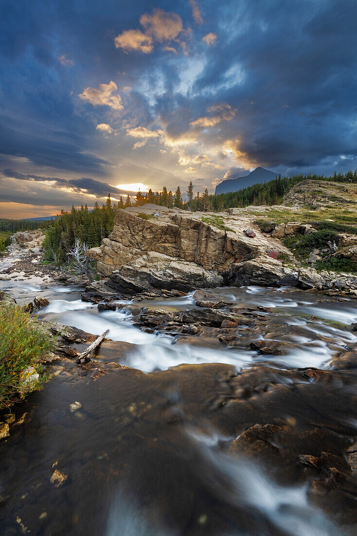 Swiftcurrent Falls bei Sonnenaufgang im Glacier National Park, Montana, USA