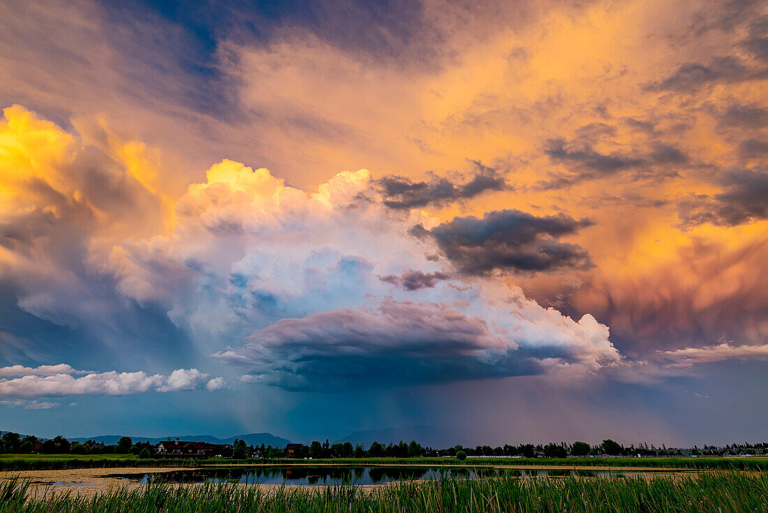 Dramatische Gewitterwolken bei Sonnenuntergang in Whitefish, Montana, USA