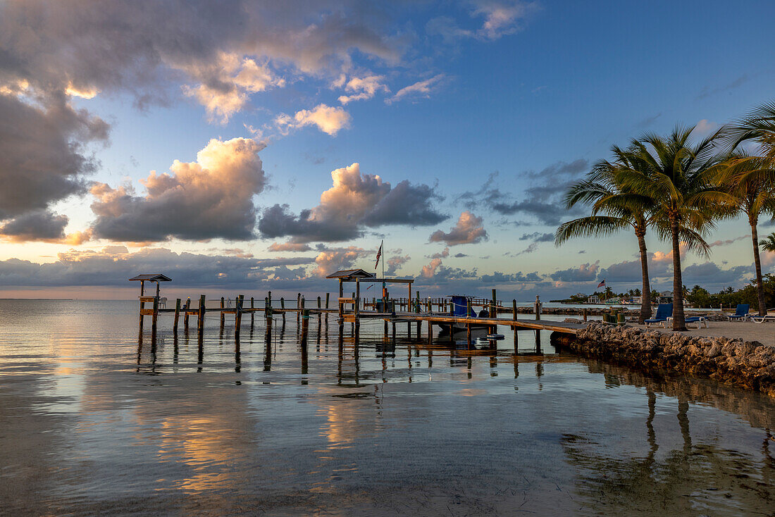 Sonnenuntergang auf den Florida Keys vom Island Bay Resort in Tavernier, Florida, USA