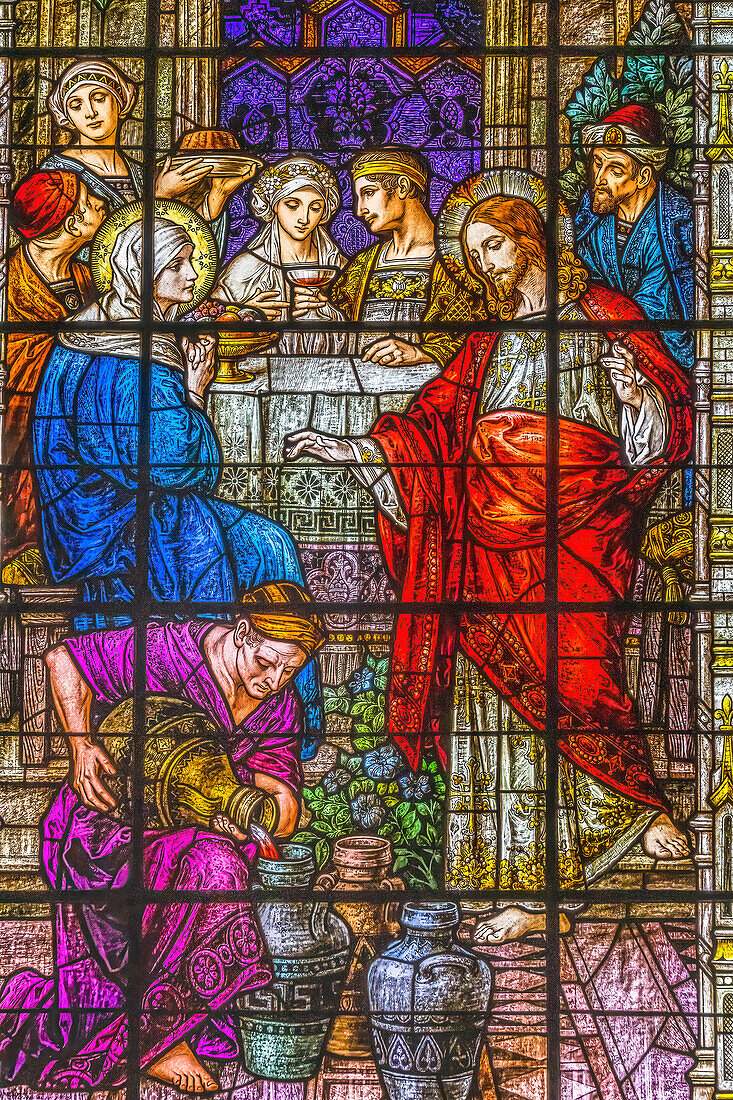 Jesus, der Wasser in Wein verwandelt Glasmalerei Gesu Church, Miami, Florida. Erbaut in den 1920er Jahren. Glas von Franz Mayer.