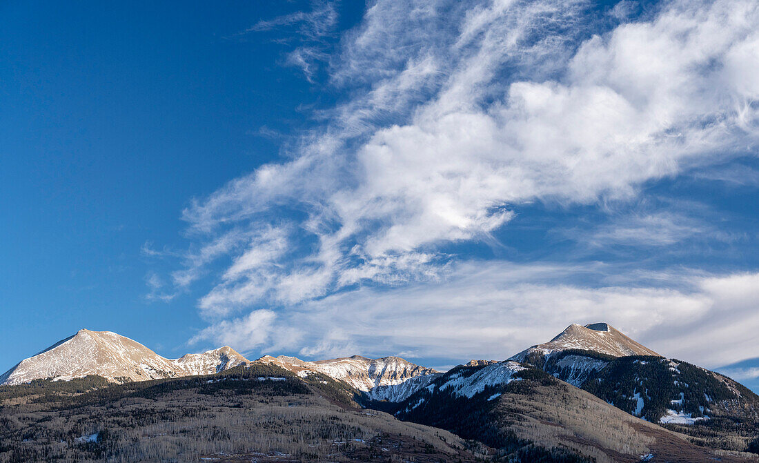USA, Utah. Blick auf die leicht schneebedeckten Manti-La Sal Mountains mit Wolken, nahe Moab.