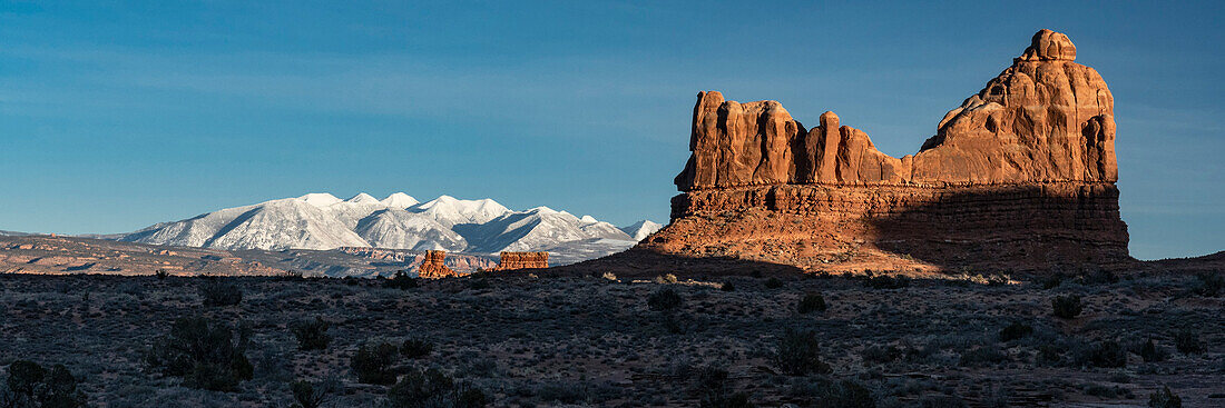 Vereinigte Staaten von Amerika, Utah. Sandsteinformationen und die La Sal Mountains im Arches National Park.