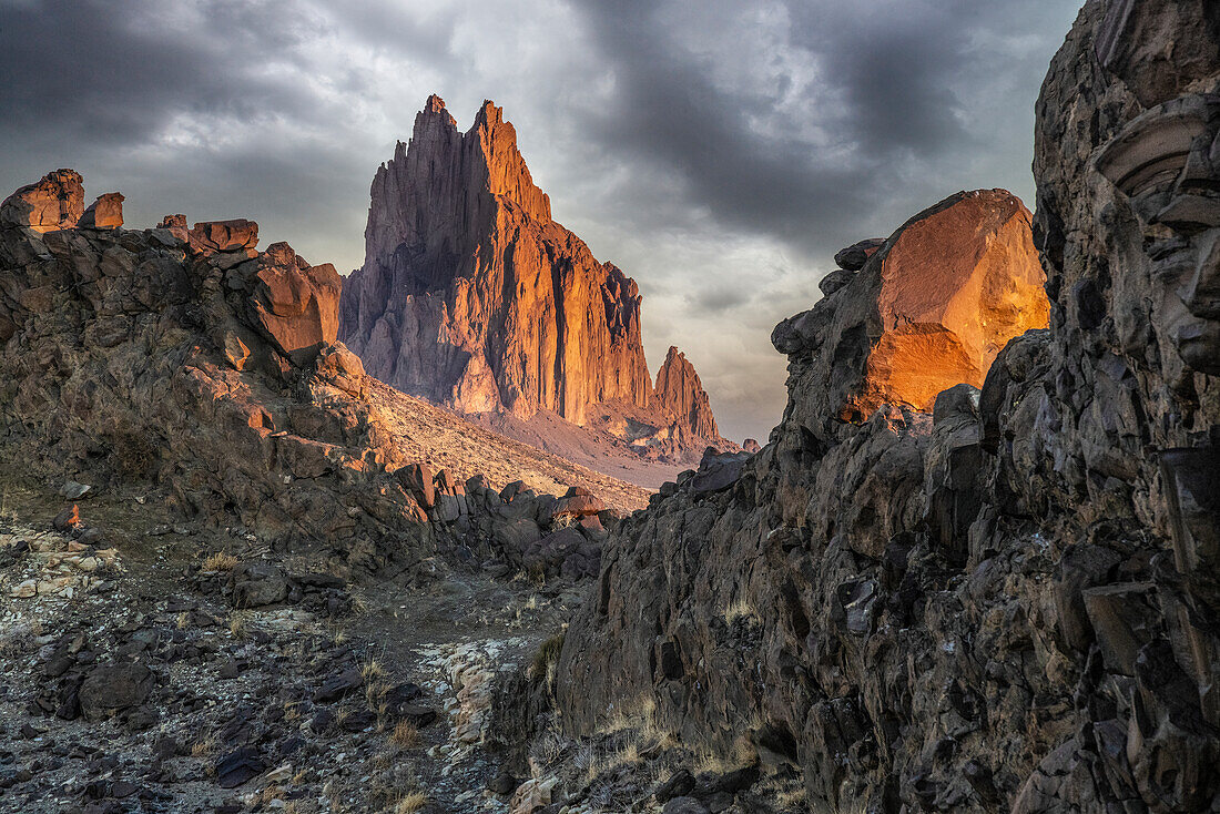 USA, Neu-Mexiko. Shiprock-Formation bei Sonnenaufgang.
