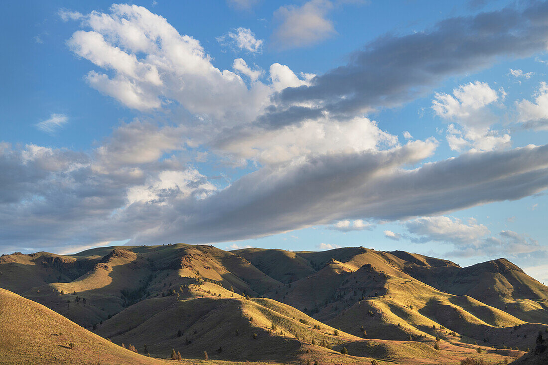 Abendwolken über der Clarno Unit des John Day Fossil Beds National Monument, Oregon