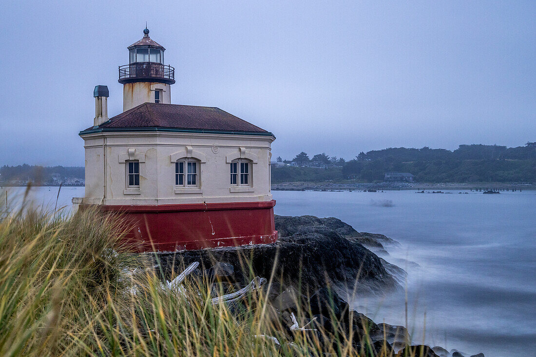 Usa, Oregon, Bandon. Coquille River Lighthouse