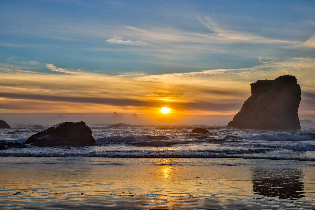 USA, Oregon, Bandon. Bandon Beach, Sonnenuntergang am Strand