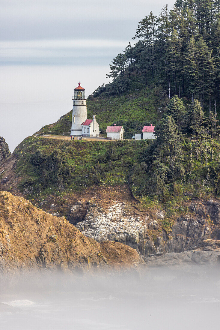 USA, Oregon, Florence. Heceta Head Lighthouse, Ein nebliger Morgen auf dem Pazifik in der Nähe des Heceta Head Lighthouse