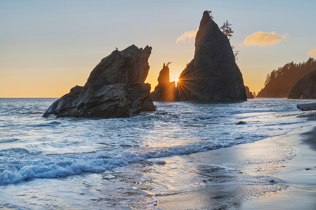 Sonnenuntergang hinter dem Split Rock am Rialto Beach Olympic National Park, Washington State