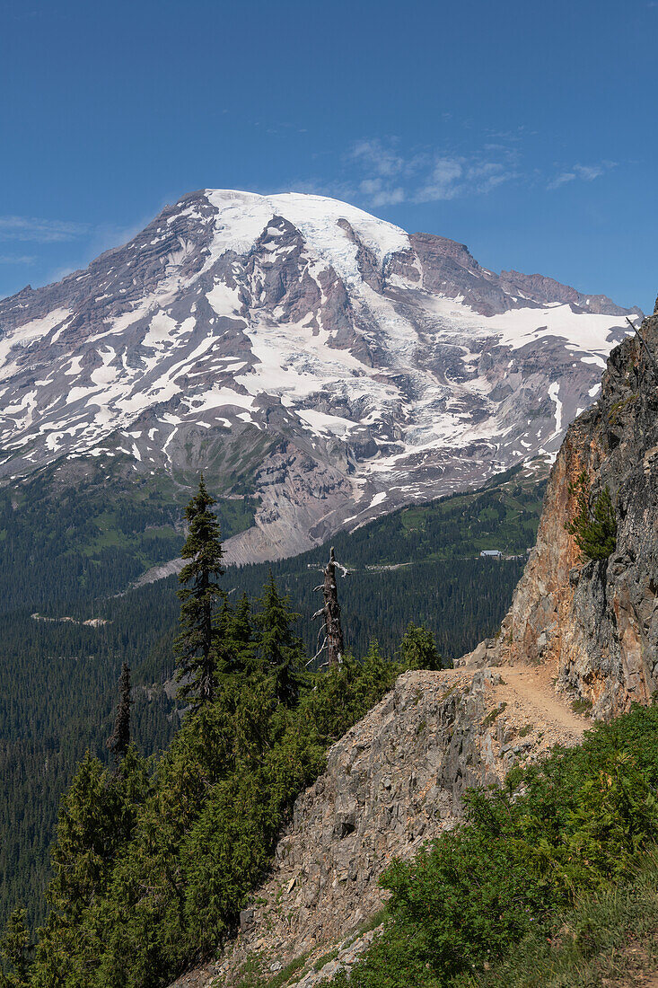 Pinnacle Peak Trail at Pinnacle saddle. Mount Rainier National Park