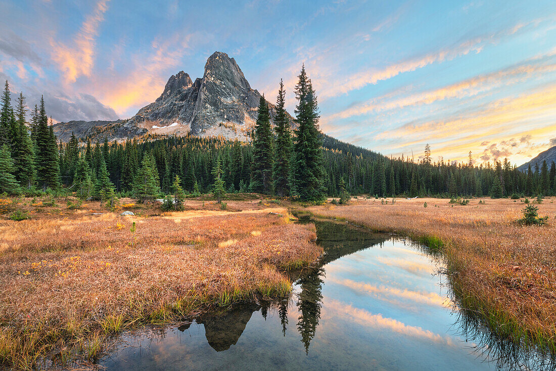 Der Liberty Bell Mountain spiegelt sich im Oberlauf des State Creek am Washington State Pass. North Cascades, Bundesstaat Washington