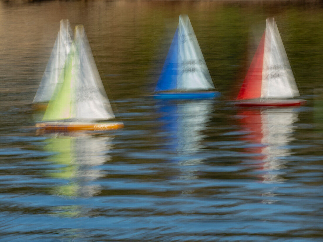USA, Bundesstaat Washington, Renton. Ferngesteuerte Segelboote des Modellsegelclubs im Gene Coulon Park am Lake Washington.