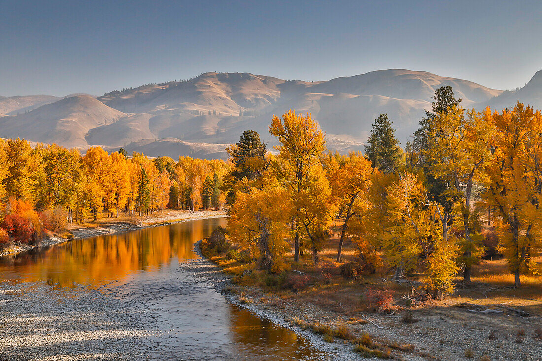 USA, Bundesstaat Washington, Methow Valley und Fluss, gesäumt von herbstlich gefärbten Bäumen.