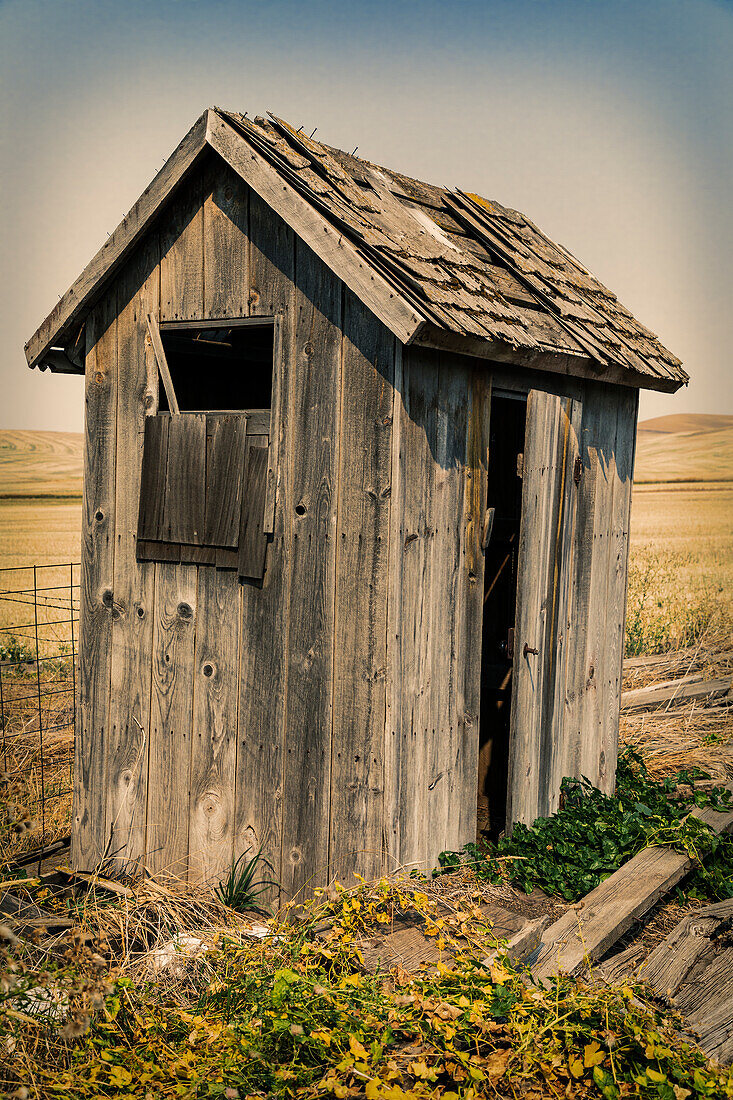 USA, Washington State, Whitman County, Palouse. Bauer Road. Outhouse.