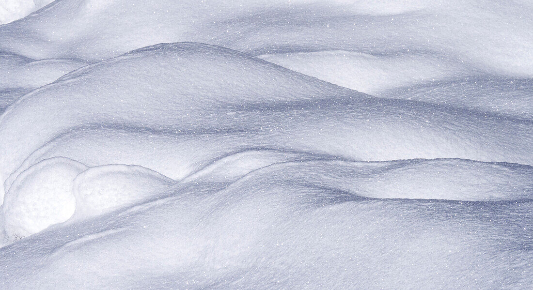 USA, Bundesstaat Washington, Cle Elum, Kittitas County. Schneehügel im Winter.