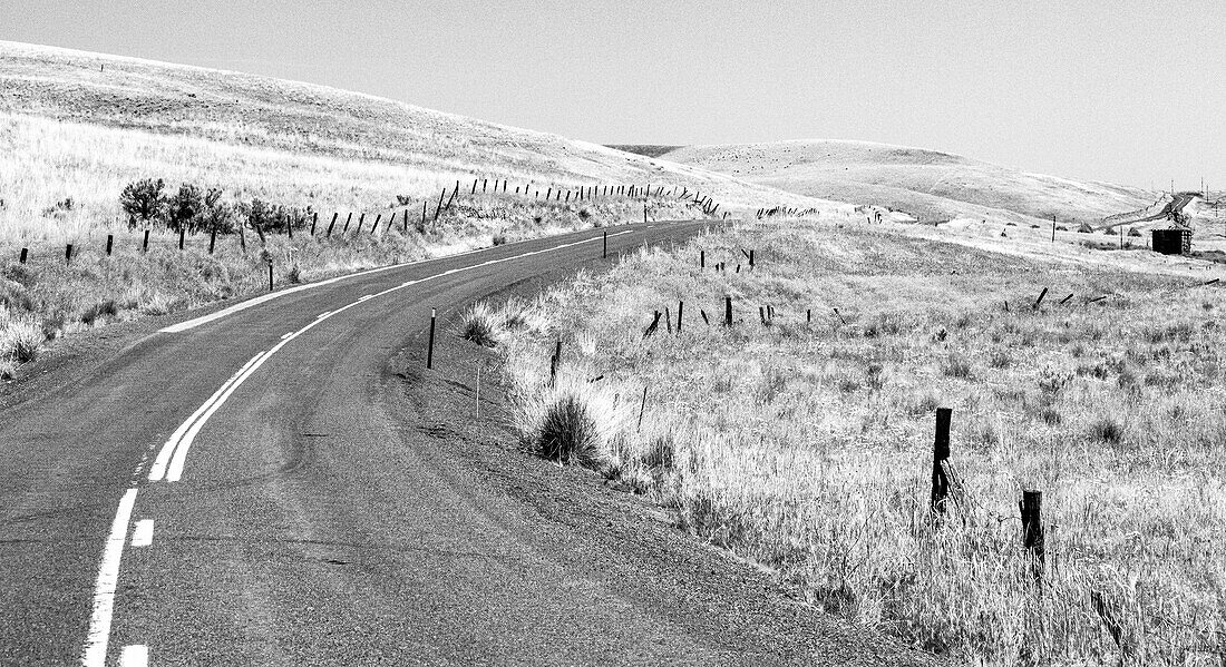 USA, Bundesstaat Washington, Benge Washtucna Road in schwarz-weiß