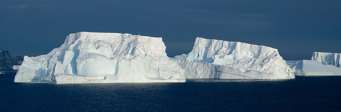 Antarktis, Südlicher Ozean, Südliche Orkney-Inseln, Krönungsinsel, Eisbergbucht.