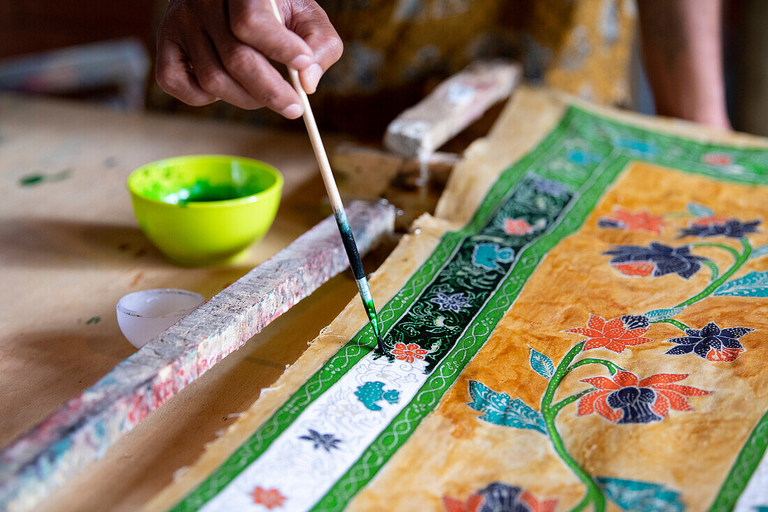 Indonesien, Bali. Traditionelles Handwerkerdorf Tohpati, spezialisiert auf handgefertigte Batikstoffe.