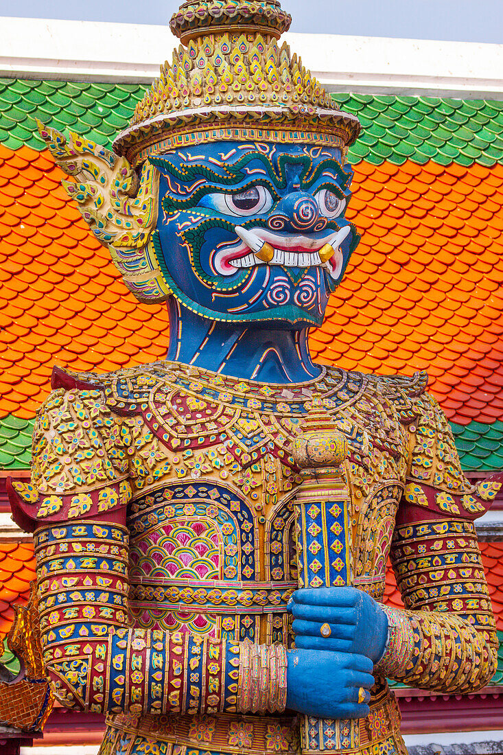 Thailand, Bangkok. Yaksha, ein Dämon aus dem Ramayana, bewacht den Wat Phra Kaew (Tempel des Smaragdbuddhas).