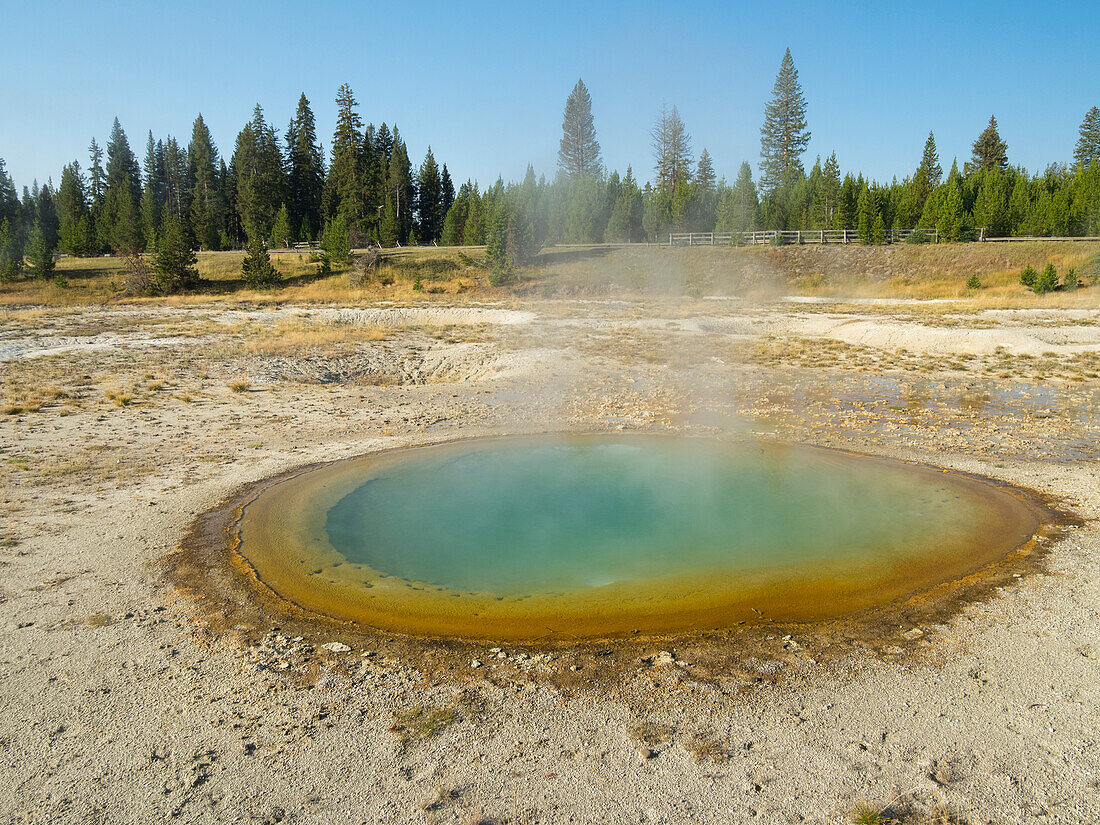 Wyoming, Yellowstone-Nationalpark. West Thumb Geyser Basin, Abyss Pool