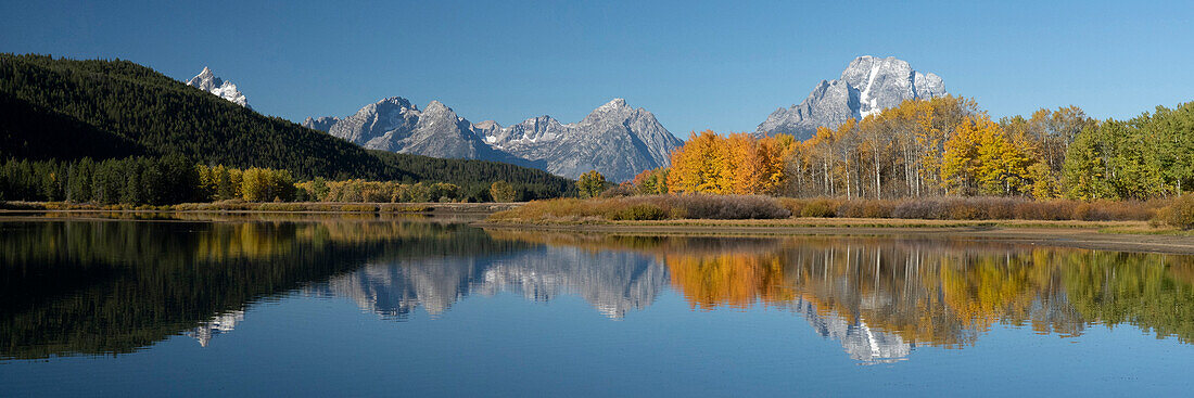 USA, Wyoming. Spiegelung von Mount Moran und Herbstapfelbäumen, Grand Teton National Park.