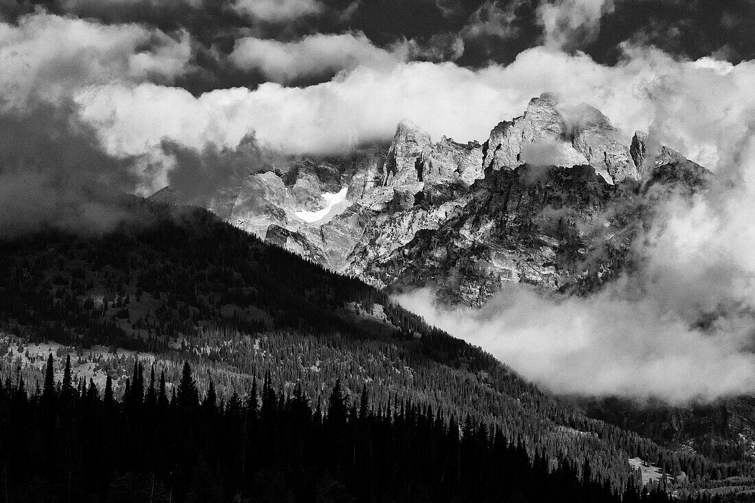 USA, Wyoming. In Wolken gehüllte Teton-Berge, Grand Teton National Park.