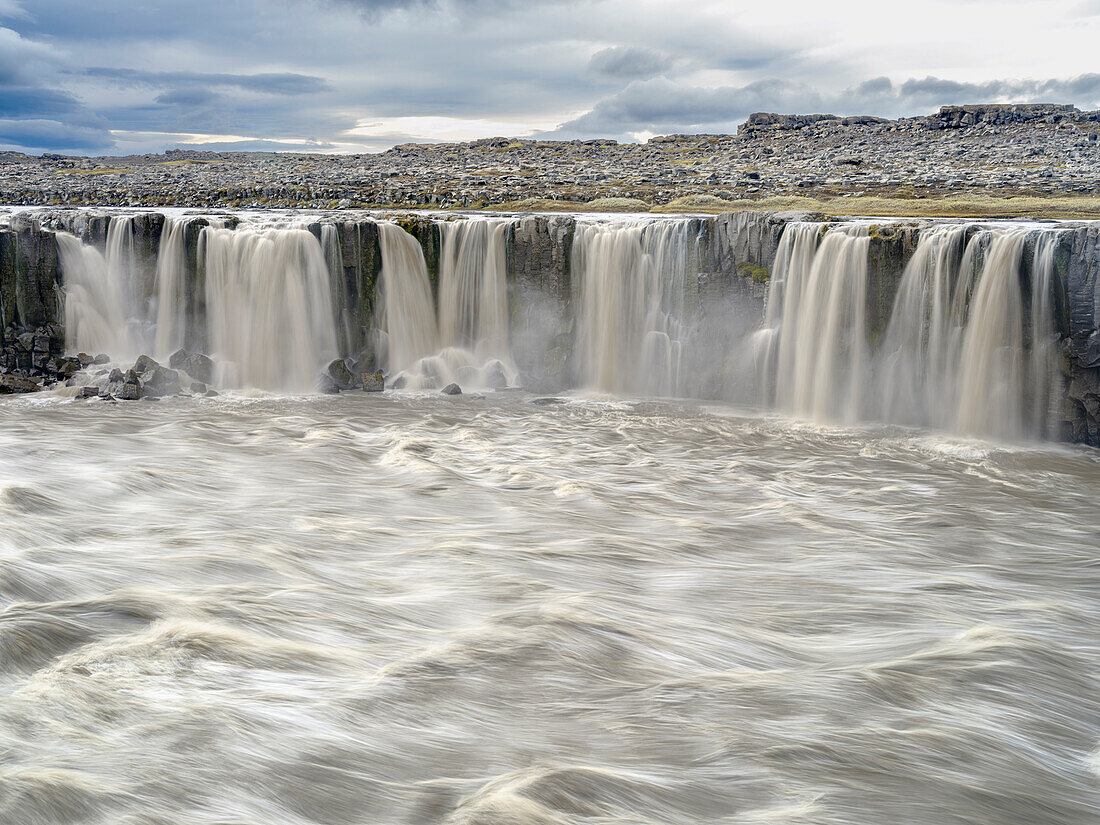 Wasserfall Selfoss im Vatnajokull-Nationalpark. Selfoss ist der erste von mehreren Wasserfällen des Flusses Jokulsa a Fjollum in der Schlucht Jokulsargljufur, Island