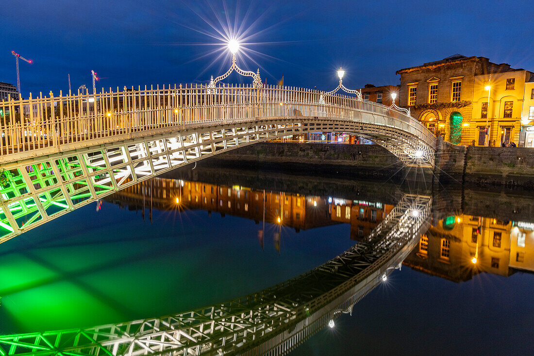 Ha Penny Bridge über den Fluss Liffey in der Abenddämmerung in der Innenstadt von Dublin, Irland