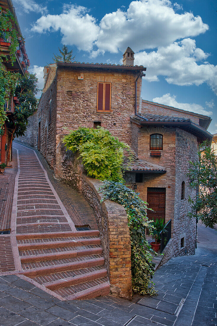 Italien, Umbrien. Häuser entlang der Straßen von Assisi.