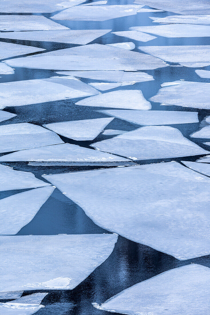Norwegen, Lofoten-Inseln. Gebrochenes Eis auf dem See Storvatent