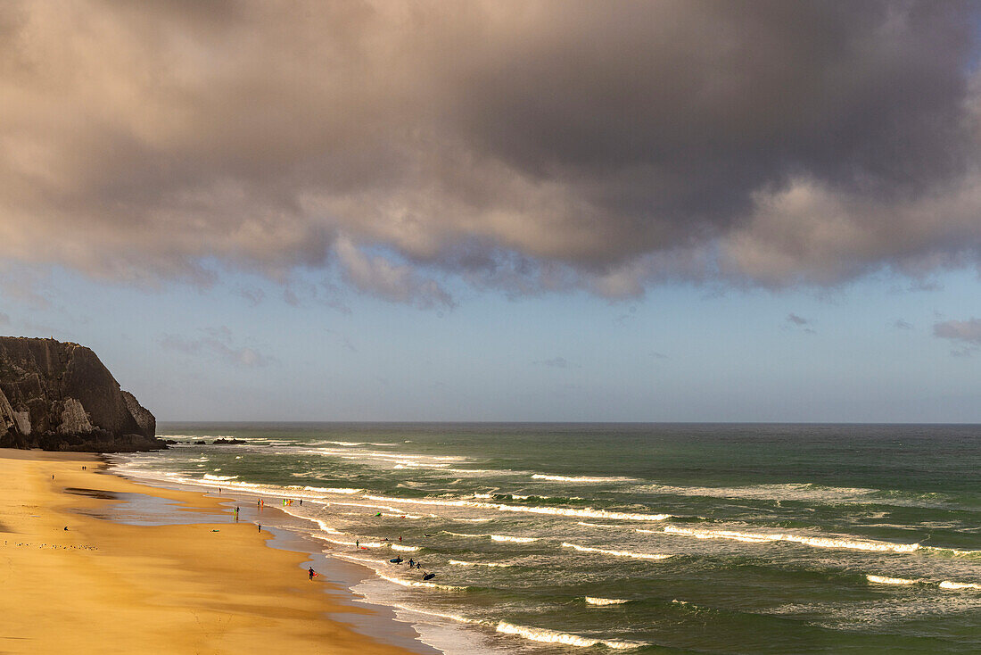 Surfen am Praia Grande Strand in Colares, Portugal