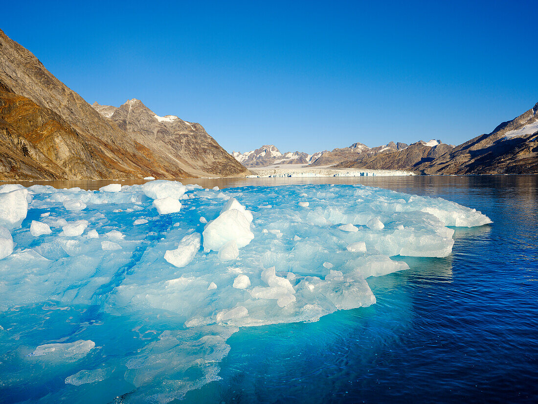 Eisberg vor dem Knud Rasmussen Gletscher (auch Apuseeq Gletscher genannt) im Sermiligaaq Fjord, Ammassalik, Dänisches Territorium.