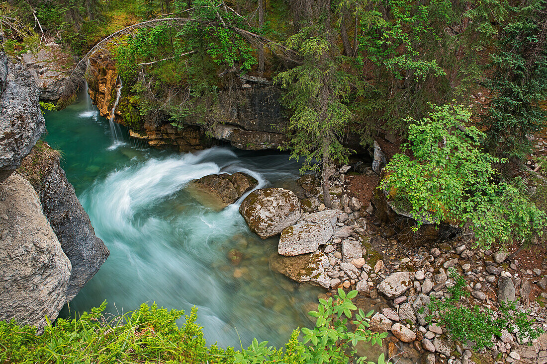 Kanada, Alberta, Jasper National Park. Überblick über den Maligne River, der durch den Maligne Canyon fließt.