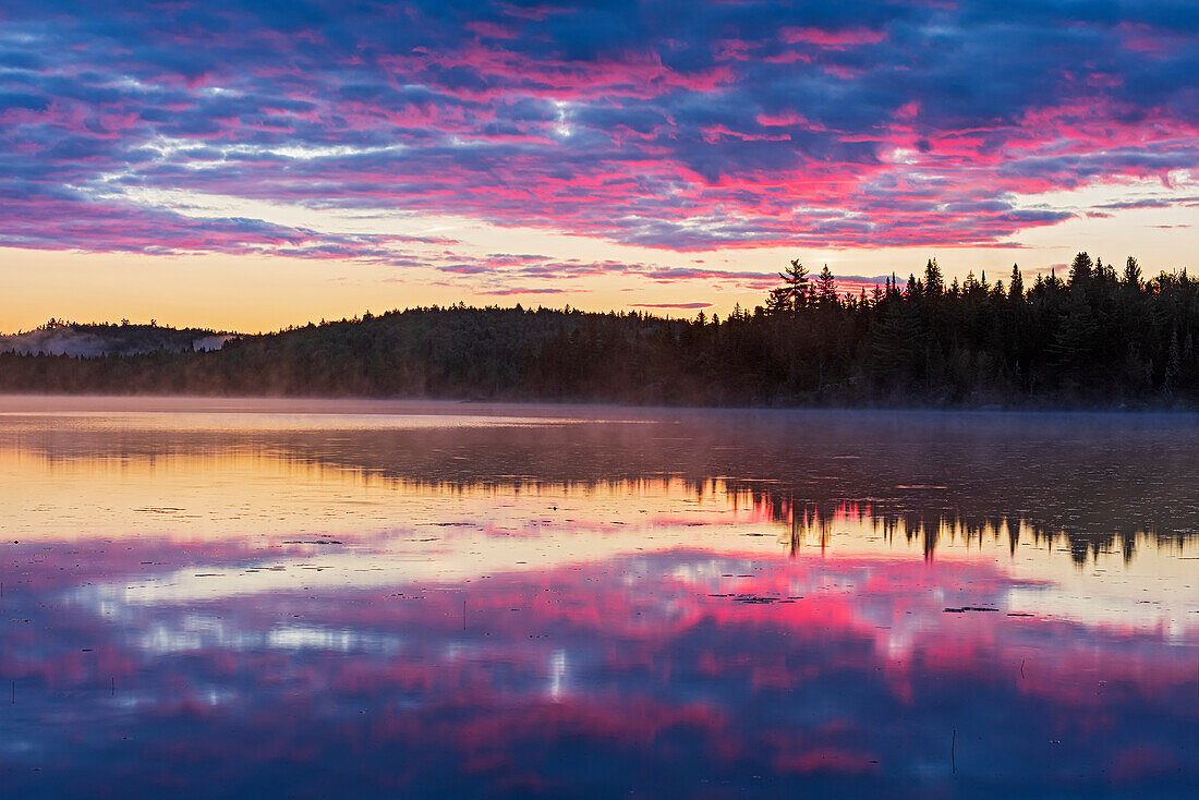 Kanada, Québec, Parc National du Fjord-du-Saguenay. Sonnenaufgang entlang des Saguenay-Flusses.