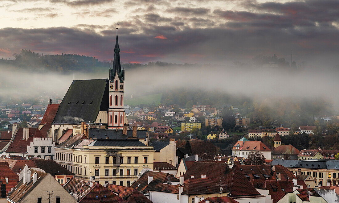 Blick vom Schloss Cesky auf den Fluss Vlata und Cesky Krumlov in der Tschechischen Republik