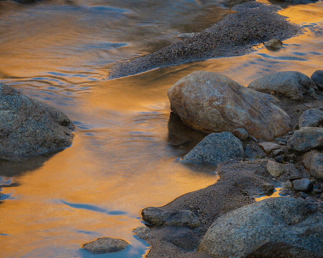 USA, Kalifornien, Anza-Borrego Desert State Park. Felsen und goldene Spiegelung im Bach.