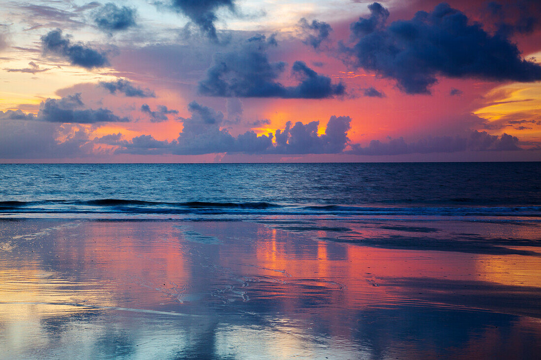 USA, Georgia, Tybee Island. Sonnenaufgang mit Reflektionen und Wolken.