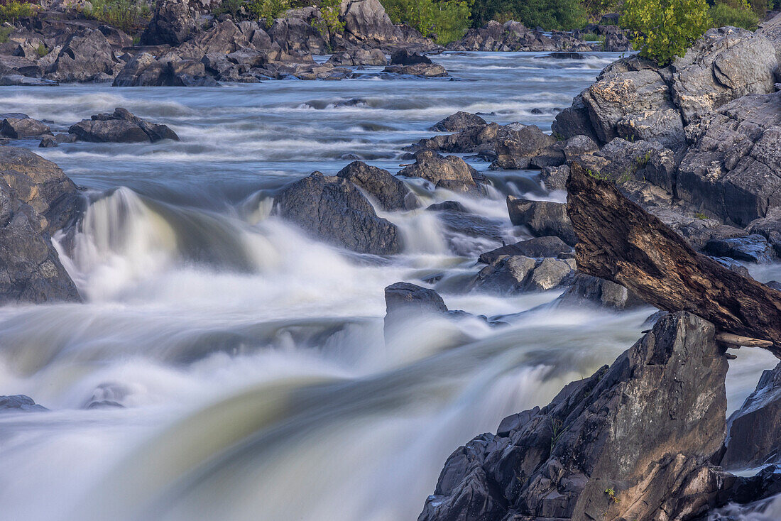 Usa, Maryland. Great Falls Overlook, Potomac River, Langzeitbelichtung des Wassers des Potomac
